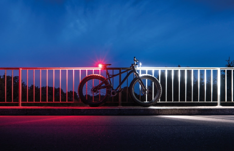 rower z oświetleniem w dwóch kolorach